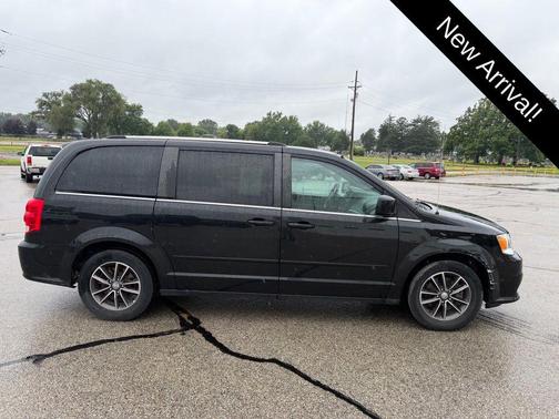 Black Onyx Crystal Pearlcoat 2017 Dodge Grand Caravan SXT