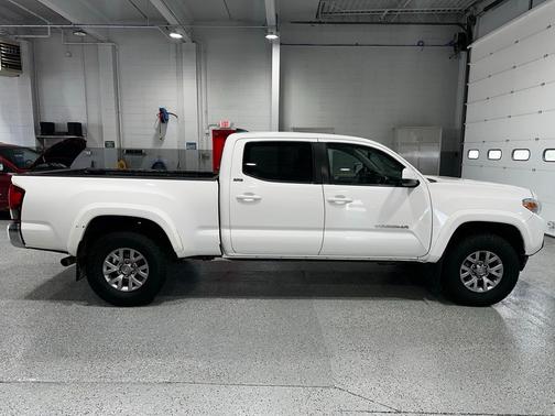 Super White 2018 Toyota Tacoma SR5