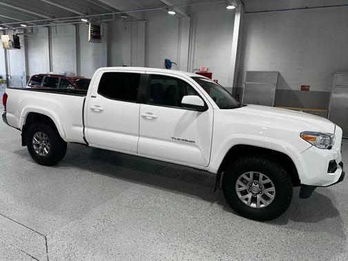 Super White 2018 Toyota Tacoma SR5