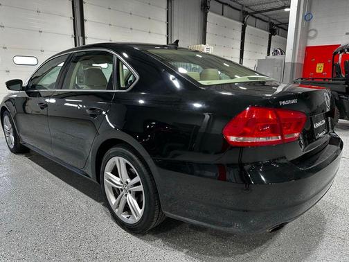 Black 2014 Volkswagen Passat 1.8T Auto SE w/Sunroof & Nav