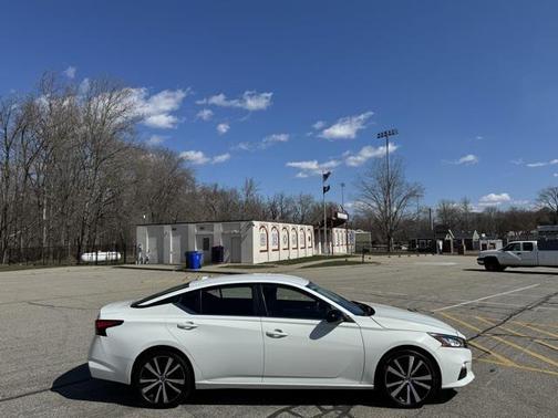 2022 Nissan Altima SR FWD