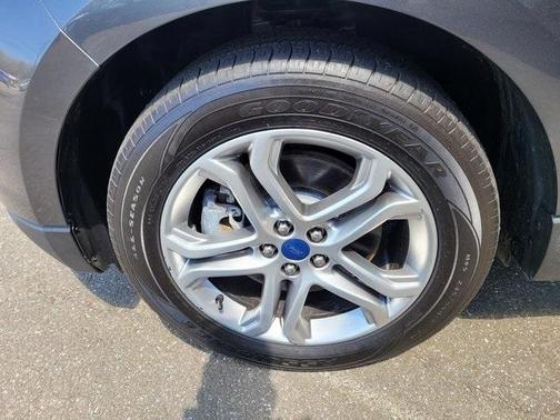 Photo 5 of 13 of 2018 Ford Edge Titanium
