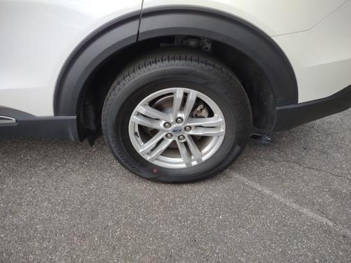 Photo 2 of 24 of 2020 Ford Explorer XLT