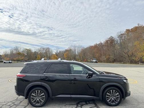 2022 Nissan Pathfinder SL 4WD