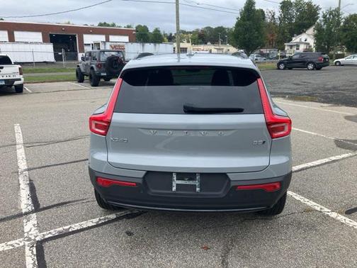 2024 Volvo XC40 B5 Plus Dark Theme