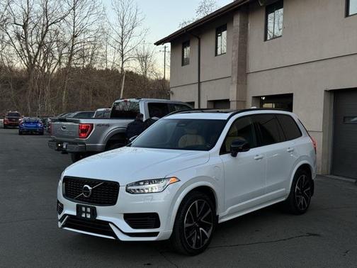 2023 Volvo XC90 Recharge Plug-In Hybrid T8 Ultimate Dark Theme 7-Seater