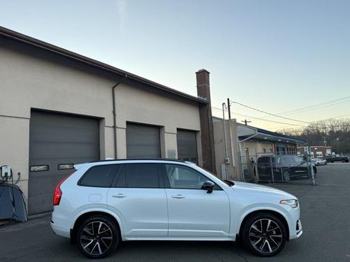 2023 Volvo XC90 Recharge Plug-In Hybrid T8 Ultimate Dark Theme 7-Seater