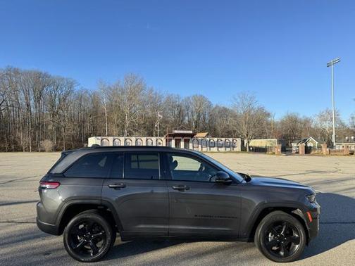 2022 Jeep Grand Cherokee Altitude