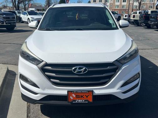 Dazzling White 2016 Hyundai TUCSON SE