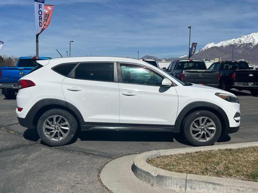 Dazzling White 2016 Hyundai TUCSON SE