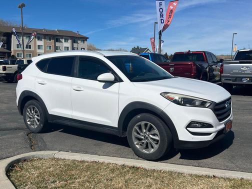 Dazzling White 2016 Hyundai TUCSON SE