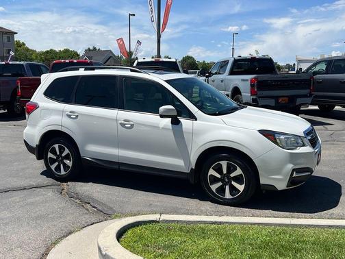 Crystal White Pearl 2017 Subaru Forester 2.5i Premium
