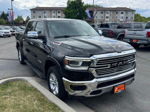 Diamond Black Crystal Pearlcoat 2019 RAM 1500 Laramie