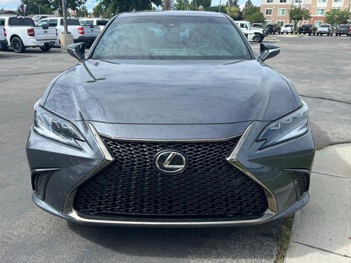 2023 Lexus ES 300h F SPORT Handling
