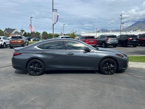 2023 Lexus ES 300h F SPORT Handling