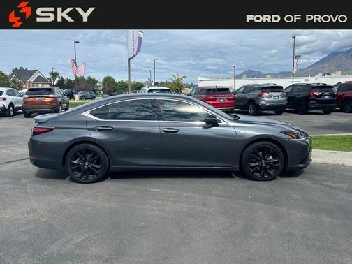 2023 Lexus ES 300h F SPORT Handling