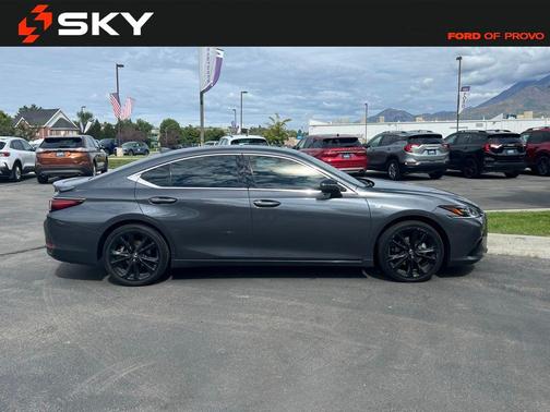 2023 Lexus ES 300h F SPORT Handling