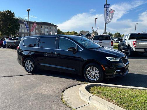 Diamond Black Crystal Pearlcoat 2025 Chrysler Pacifica L