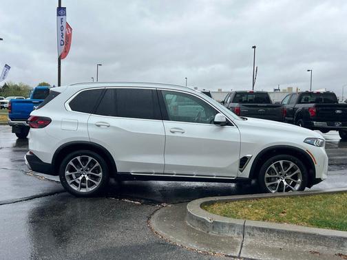 Mineral White Metallic 2024 BMW X5 xDrive40i