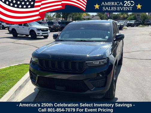Diamond Black Crystal Pearlcoat 2023 Jeep Grand Cherokee Altitude