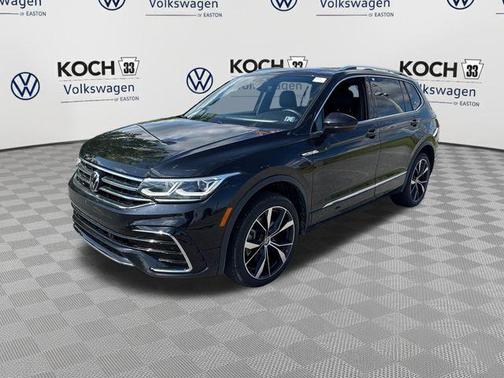 Deep Black Pearl Effect 2022 Volkswagen Tiguan 2.0T SEL R-Line