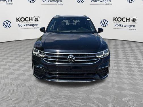 Deep Black Pearl Effect 2022 Volkswagen Tiguan 2.0T SEL R-Line