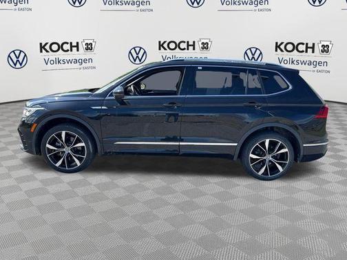 Deep Black Pearl Effect 2022 Volkswagen Tiguan 2.0T SEL R-Line