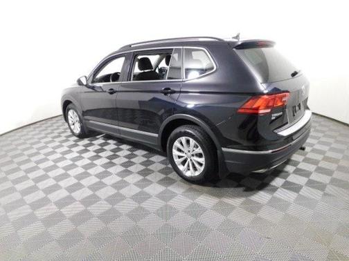 Photo 5 of 31 of 2018 Volkswagen Tiguan 2.0T SE