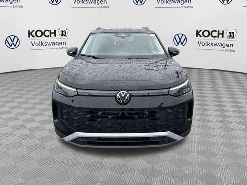 Deep Black Pearl Effect 2025 Volkswagen Tiguan 2.0T SE