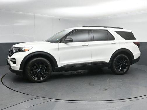 Star White Metallic Tri-Coat 2022 Ford Explorer XLT