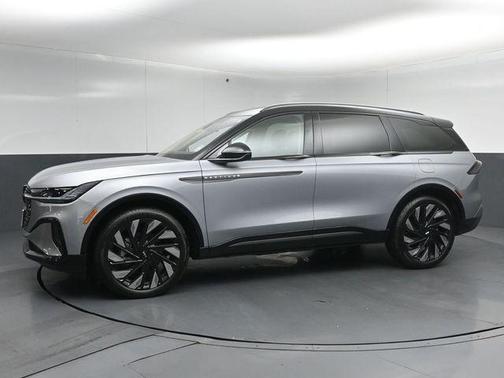 Lustrous Gray Metallic 2025 Lincoln Nautilus Reserve