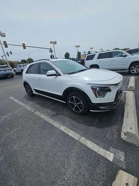 Snow White Pearl 2025 Kia Niro SX