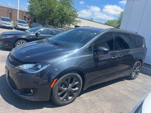 Maximum Steel Metallic Clearcoat 2019 Chrysler Pacifica Touring-L Plus