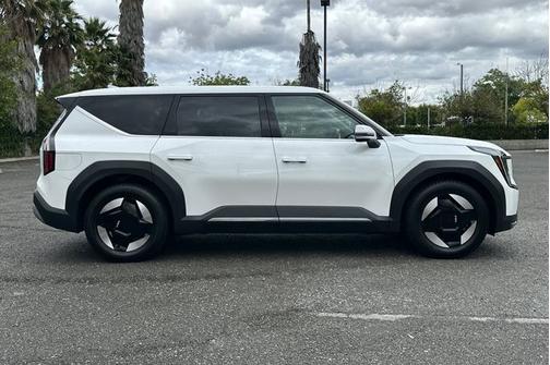 Snow White Pearl 2024 Kia EV9 Light Long Range