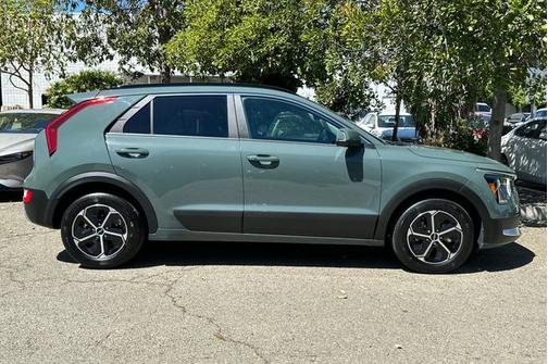 Cityscape Green 2024 Kia Niro EX