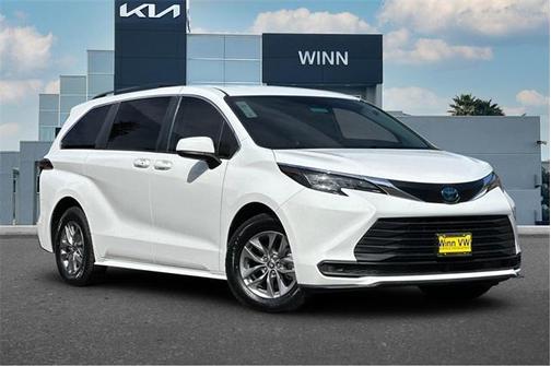 2022 Toyota Sienna LE