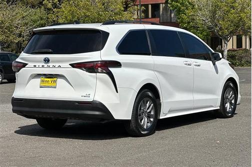 2022 Toyota Sienna LE