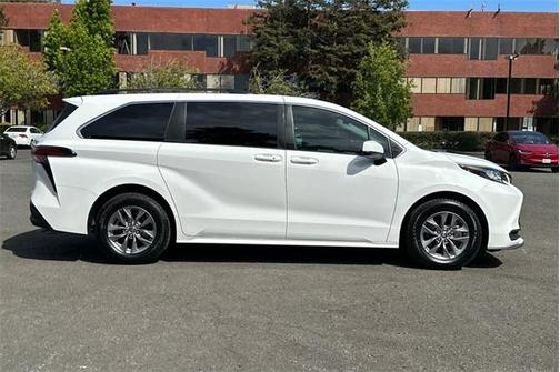 2022 Toyota Sienna LE