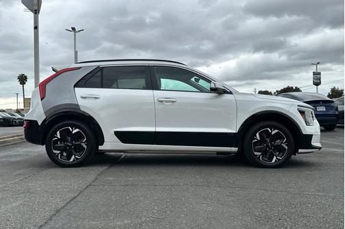 Snow White Pearl 2023 Kia Niro EV Wave