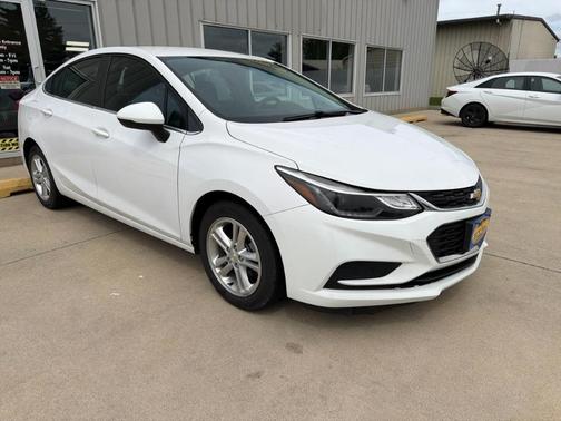 White 2017 Chevrolet Cruze LT
