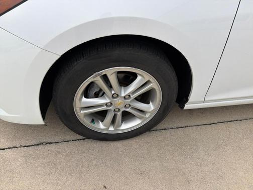 White 2017 Chevrolet Cruze LT