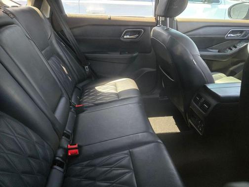 Boulder Gray Pearl/Super Black 2021 Nissan Rogue Platinum