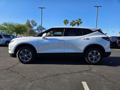 Iridescent Pearl Tricoat 2023 Chevrolet Blazer 2LT