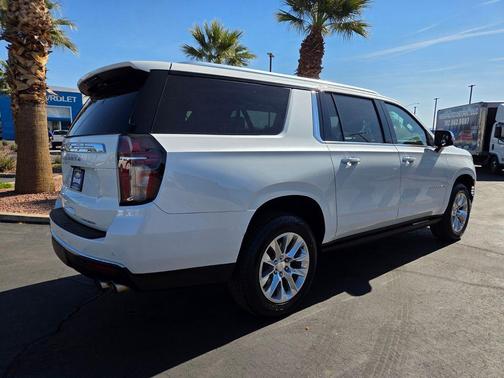 Iridescent Pearl Tricoat 2023 Chevrolet Suburban Premier