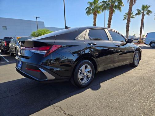 Abyss Black 2024 Hyundai ELANTRA SE