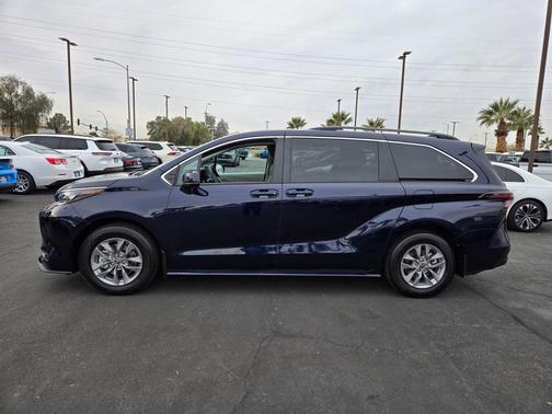 2024 Toyota Sienna LE
