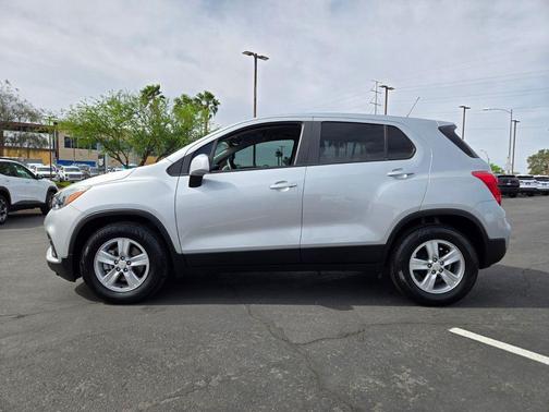 Silver Ice Metallic 2022 Chevrolet Trax LS