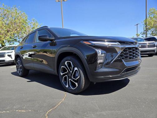 Mosaic Black Metallic 2026 Chevrolet Trax FWD 2RS