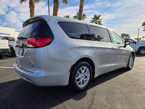 2023 Chrysler Voyager LX