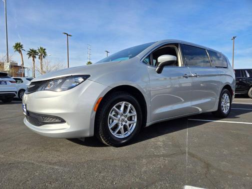 2023 Chrysler Voyager LX